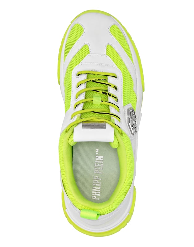Maak je klaar om te joggen in de stijl van Plein. Bekijk de Predator hardlopers van materialen die zijn ontworpen om altijd goed te presteren. Bekijk de details.   Bovenwerk van technomaterialen voor prestaties die aan de verwachtingen voldoen   Metalen PP Hexagon op een saffiaanleren patch op het buitenste kwart   Slip-on voor een zacht en ademend gevoel   Hi-tech, ergonomische, ultralichte, schokabsorberende rubberen tussenzool   Voorgevormde buitenzool voor maximale grip   Binnenvoering en uitneembare binnenzool
