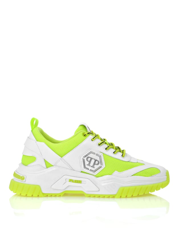 Maak je klaar om te joggen in de stijl van Plein. Bekijk de Predator hardlopers van materialen die zijn ontworpen om altijd goed te presteren. Bekijk de details.   Bovenwerk van technomaterialen voor prestaties die aan de verwachtingen voldoen   Metalen PP Hexagon op een saffiaanleren patch op het buitenste kwart   Slip-on voor een zacht en ademend gevoel   Hi-tech, ergonomische, ultralichte, schokabsorberende rubberen tussenzool   Voorgevormde buitenzool voor maximale grip   Binnenvoering en uitneembare binnenzool