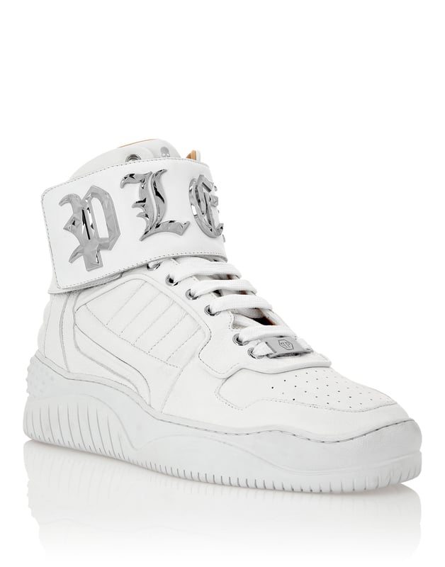 Ontworpen om de aandacht te trekken, ontmoet Thunder, de hi-top sneakers die sportieve stijl combineren met glamoureuze sferen.   
Gevoerd en gewatteerd leren met hertenprint  
Klittenband enkelband in nappaleer  
Gothische stijl merk op de band  
Gelabelde metalen oogjes  
High-tech, ergonomisch, ultra licht, schokabsorberende rubberen middenzool  
Gegoten buitenzool  
Binnenvoering