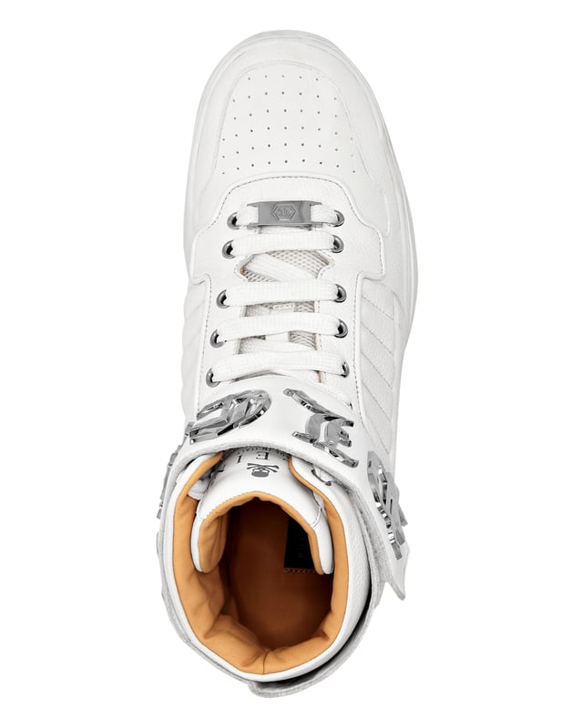 Ontworpen om de aandacht te trekken, ontmoet Thunder, de hi-top sneakers die sportieve stijl combineren met glamoureuze sferen.   
Gevoerd en gewatteerd leren met hertenprint  
Klittenband enkelband in nappaleer  
Gothische stijl merk op de band  
Gelabelde metalen oogjes  
High-tech, ergonomisch, ultra licht, schokabsorberende rubberen middenzool  
Gegoten buitenzool  
Binnenvoering