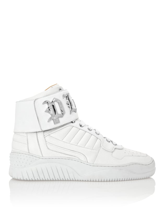 Ontworpen om de aandacht te trekken, ontmoet Thunder, de hi-top sneakers die sportieve stijl combineren met glamoureuze sferen.   
Gevoerd en gewatteerd leren met hertenprint  
Klittenband enkelband in nappaleer  
Gothische stijl merk op de band  
Gelabelde metalen oogjes  
High-tech, ergonomisch, ultra licht, schokabsorberende rubberen middenzool  
Gegoten buitenzool  
Binnenvoering
