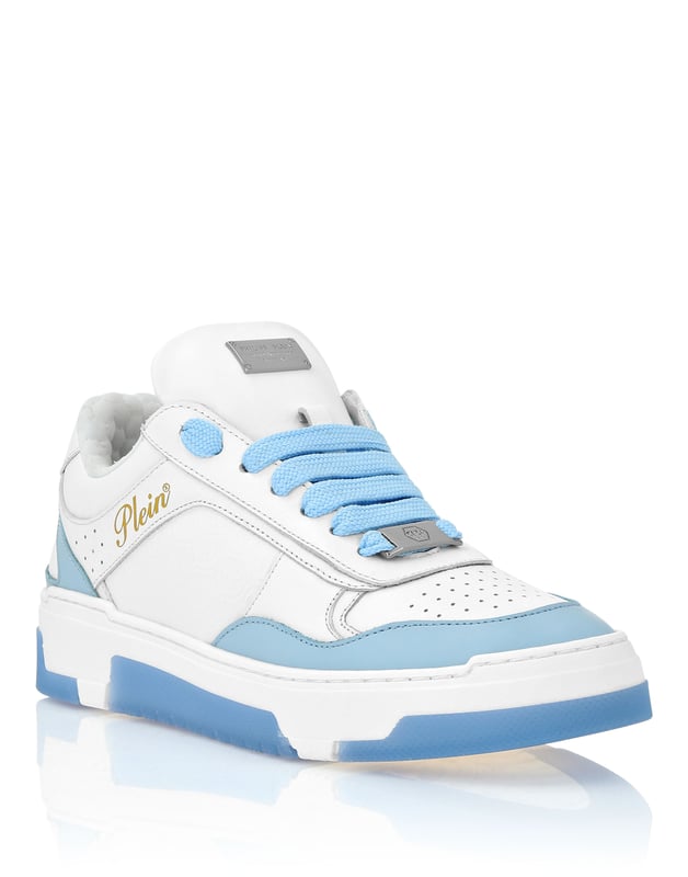 Sportief ontmoet strak in deze low-top sneakers, ontworpen in een rijke mix van texturen voor alledaagse luxe met een streetwise randje.   Gladde constructie van nappa en suède voor een geraffineerd contrast.   Geborduurd signatuurdetail zorgt voor een luxe finishing touch.   Gewatteerde zool biedt comfort met een stoer profiel.   Zeshoekig logoplaatje versterkt de iconische identiteit.   Perfect in combinatie met casual kleding of op maat gemaakte street looks.