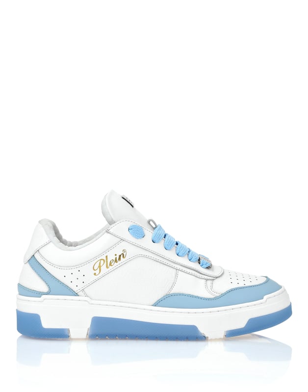 Sportief ontmoet strak in deze low-top sneakers, ontworpen in een rijke mix van texturen voor alledaagse luxe met een streetwise randje.   Gladde constructie van nappa en suède voor een geraffineerd contrast.   Geborduurd signatuurdetail zorgt voor een luxe finishing touch.   Gewatteerde zool biedt comfort met een stoer profiel.   Zeshoekig logoplaatje versterkt de iconische identiteit.   Perfect in combinatie met casual kleding of op maat gemaakte street looks.