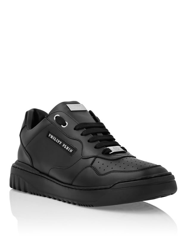 Estas zapatillas de caña baja aportan un toque atrevido y refinado a la ropa informal, combinando texturas lujosas con detalles exclusivos para un estilo urbano elevado y sin esfuerzo. Diseñadas para combinar a la perfección con looks relajados de sastrería o athleisure de lujo.   Confeccionados en flexible piel de ternero con forro de piel multitextura para un confort superior.   Adornados con letras metálicas para un acabado de diseño distintivo   Los detalles de ojales de zinc añaden una sutil elegancia industrial   El interior acolchado garantiza una comodidad elevada sin comprometer el estilo   La suela de goma esculpida ofrece durabilidad con una silueta elegante