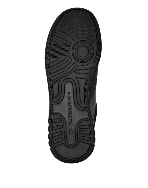 Estas zapatillas de caña baja aportan un toque atrevido y refinado a la ropa informal, combinando texturas lujosas con detalles exclusivos para un estilo urbano elevado y sin esfuerzo. Diseñadas para combinar a la perfección con looks relajados de sastrería o athleisure de lujo.   Confeccionados en flexible piel de ternero con forro de piel multitextura para un confort superior.   Adornados con letras metálicas para un acabado de diseño distintivo   Los detalles de ojales de zinc añaden una sutil elegancia industrial   El interior acolchado garantiza una comodidad elevada sin comprometer el estilo   La suela de goma esculpida ofrece durabilidad con una silueta elegante