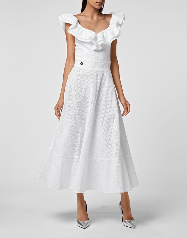 Langes, schulterfreies Kleid aus Baumwolle mit Broderie Anglaise, Puffärmeln und Volants. Unsichtbarer Reißverschluss hinten in der Mitte.