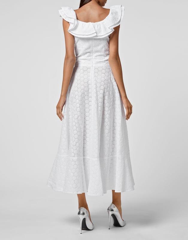 Langes, schulterfreies Kleid aus Baumwolle mit Broderie Anglaise, Puffärmeln und Volants. Unsichtbarer Reißverschluss hinten in der Mitte.