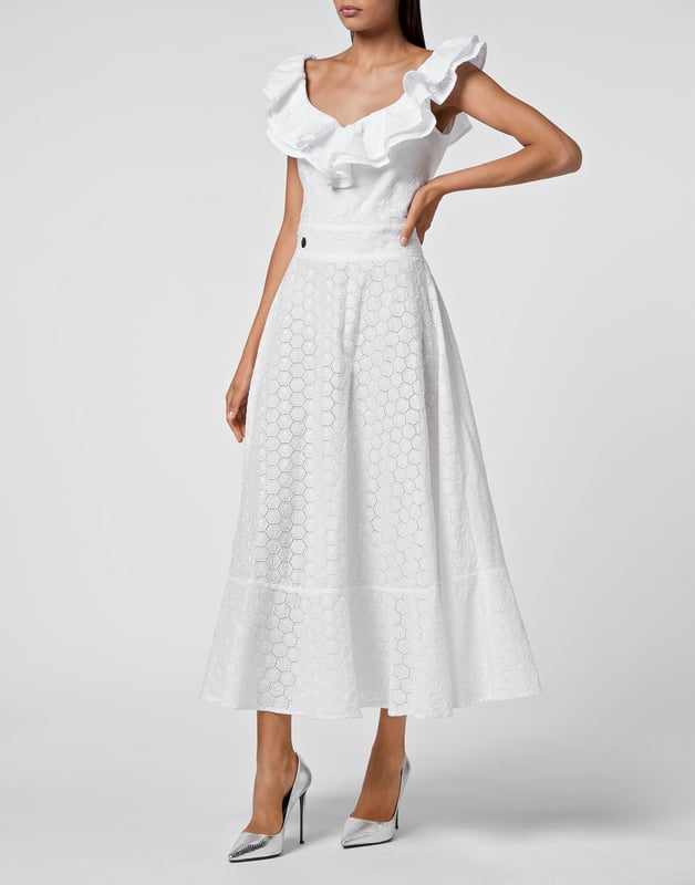 Langes, schulterfreies Kleid aus Baumwolle mit Broderie Anglaise, Puffärmeln und Volants. Unsichtbarer Reißverschluss hinten in der Mitte.
