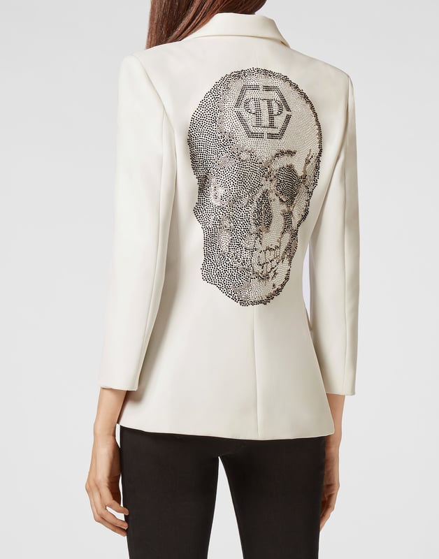 con cristales  Blazer de poliéster elástico de un solo botón que presenta el estampado icónico de la calavera en la espalda. Botón joya. Solapa de pico y mangas 3/4. Dos bolsillos con solapa. Forro interior.