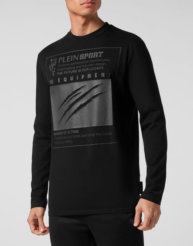 Añade una pizca de singularidad a tus conjuntos con esta exclusiva camiseta de manga larga de algodón. Fíjate en los detalles.   Punto de algodón   Estampado artístico en la parte delantera   Logotipo en un parche de goma cosido en el canesú   Escote de punto elástico   Costura a dos agujas   Ajuste: Loose