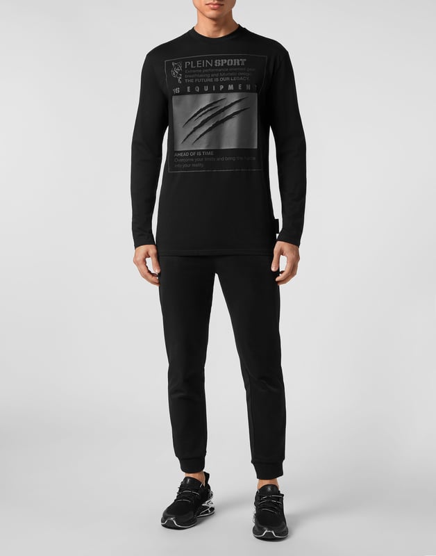 Añade una pizca de singularidad a tus conjuntos con esta exclusiva camiseta de manga larga de algodón. Fíjate en los detalles.   Punto de algodón   Estampado artístico en la parte delantera   Logotipo en un parche de goma cosido en el canesú   Escote de punto elástico   Costura a dos agujas   Ajuste: Loose