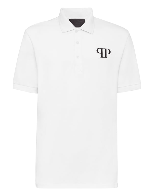 Poloshirt aus Baumwollpikee. Der Skull&Bones ist links auf der Brust gestickt und der Schriftzug im Gothic-Stil ist unter dem Kragen jacquardgewebt. Auf der Passe ist ein Patch aus Saffianleder mit dem PP Hexagon aufgenäht. Knopfverschluss am Kragen. Kragen und Bündchen aus Rippstrick. Asymmetrischer unterer Saum mit zwei Seitenschlitzen und zwei Nadelnähten.