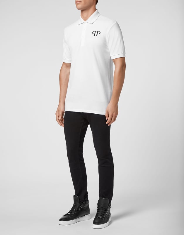 Poloshirt aus Baumwollpikee. Der Skull&Bones ist links auf der Brust gestickt und der Schriftzug im Gothic-Stil ist unter dem Kragen jacquardgewebt. Auf der Passe ist ein Patch aus Saffianleder mit dem PP Hexagon aufgenäht. Knopfverschluss am Kragen. Kragen und Bündchen aus Rippstrick. Asymmetrischer unterer Saum mit zwei Seitenschlitzen und zwei Nadelnähten.