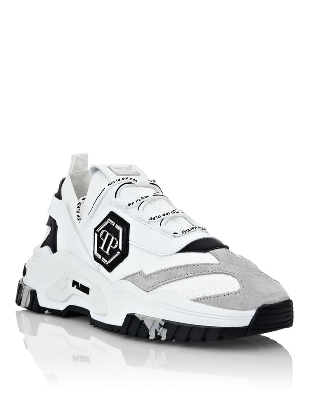 Zapatilla Runner Predator La gente poderosa necesita zapatos poderosos. Zapatillas de deporte Trainer Predator confeccionadas en pieles y malla. El PP Hexagonal se aplica en el costado exterior. Cordones tubulares. Bordes acolchados. La suela de goma debe su forma y estructura al moldeo por inyección. Forro interior y plantilla extraíble.