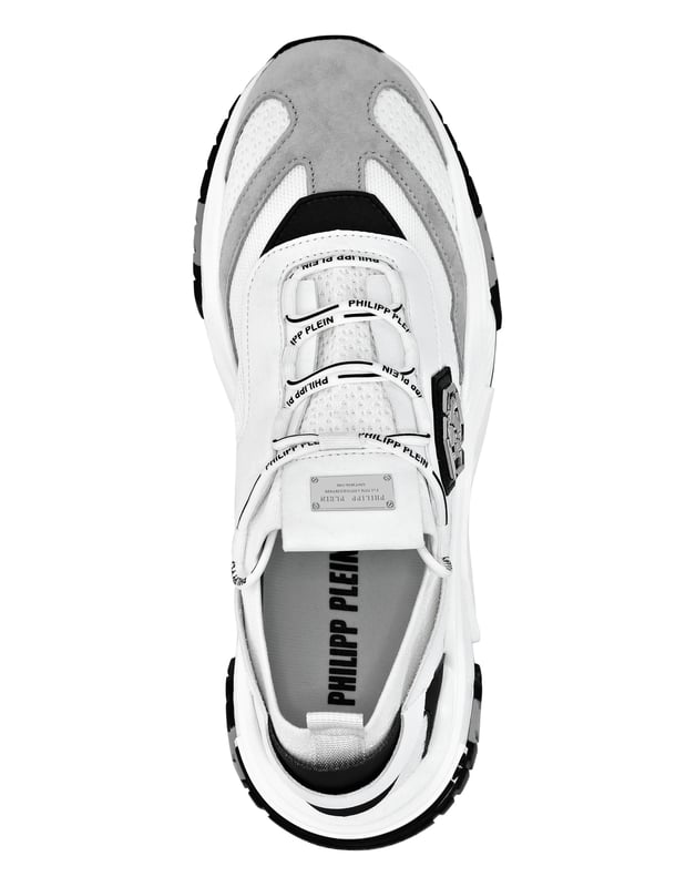 Zapatilla Runner Predator La gente poderosa necesita zapatos poderosos. Zapatillas de deporte Trainer Predator confeccionadas en pieles y malla. El PP Hexagonal se aplica en el costado exterior. Cordones tubulares. Bordes acolchados. La suela de goma debe su forma y estructura al moldeo por inyección. Forro interior y plantilla extraíble.