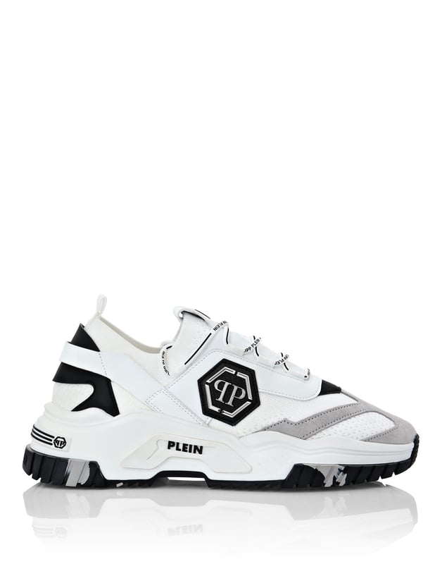 Zapatilla Runner Predator La gente poderosa necesita zapatos poderosos. Zapatillas de deporte Trainer Predator confeccionadas en pieles y malla. El PP Hexagonal se aplica en el costado exterior. Cordones tubulares. Bordes acolchados. La suela de goma debe su forma y estructura al moldeo por inyección. Forro interior y plantilla extraíble.