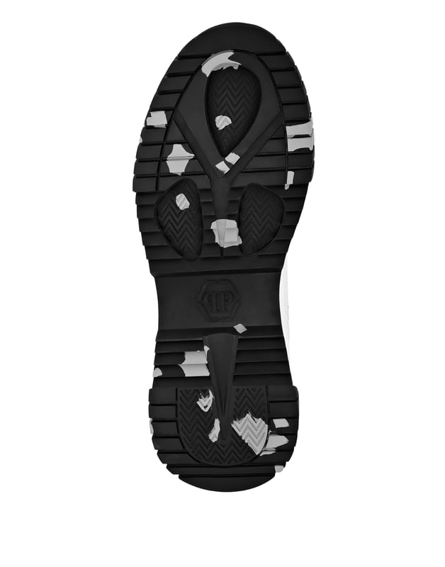Zapatilla Runner Predator La gente poderosa necesita zapatos poderosos. Zapatillas de deporte Trainer Predator confeccionadas en pieles y malla. El PP Hexagonal se aplica en el costado exterior. Cordones tubulares. Bordes acolchados. La suela de goma debe su forma y estructura al moldeo por inyección. Forro interior y plantilla extraíble.