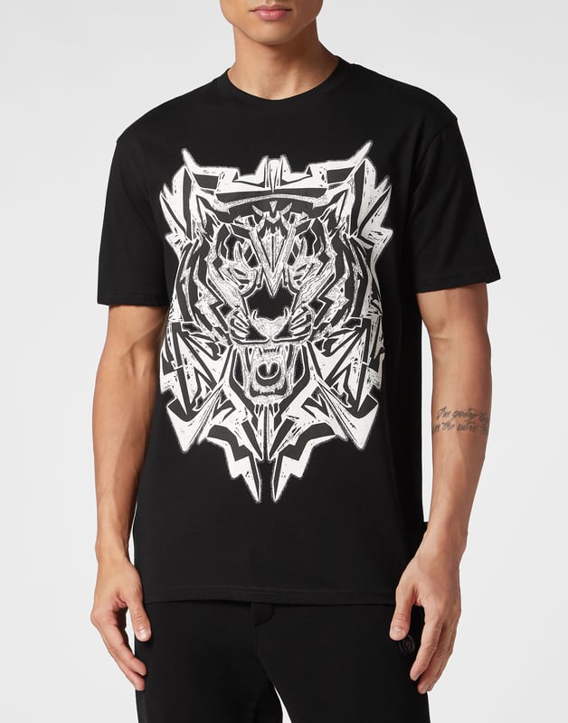 Add a dash of uniqueness to your outfits with this exclusive cotton T-shirt. Look at the details.   Cotton jersey   The iconic Tiger print on the front   Logo on a rubberized patch sewn on the yoke   Rib knit neckline   Two needle stitching   Fit: Loose