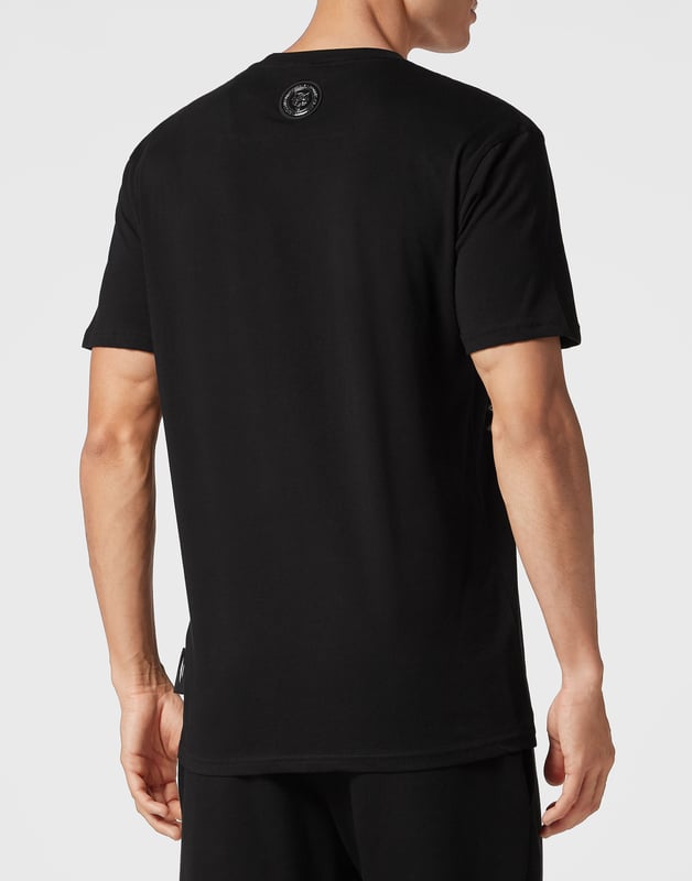 Add a dash of uniqueness to your outfits with this exclusive cotton T-shirt. Look at the details.   Cotton jersey   The iconic Tiger print on the front   Logo on a rubberized patch sewn on the yoke   Rib knit neckline   Two needle stitching   Fit: Loose