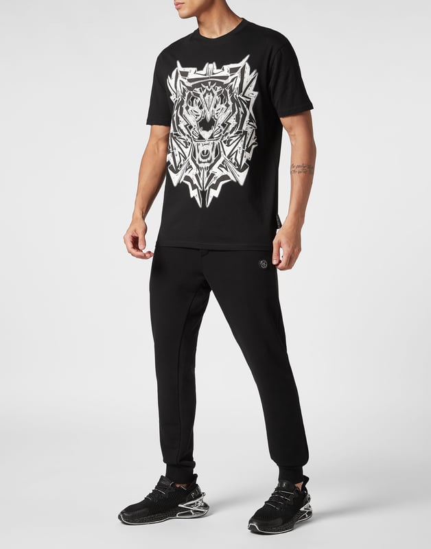 Add a dash of uniqueness to your outfits with this exclusive cotton T-shirt. Look at the details.   Cotton jersey   The iconic Tiger print on the front   Logo on a rubberized patch sewn on the yoke   Rib knit neckline   Two needle stitching   Fit: Loose