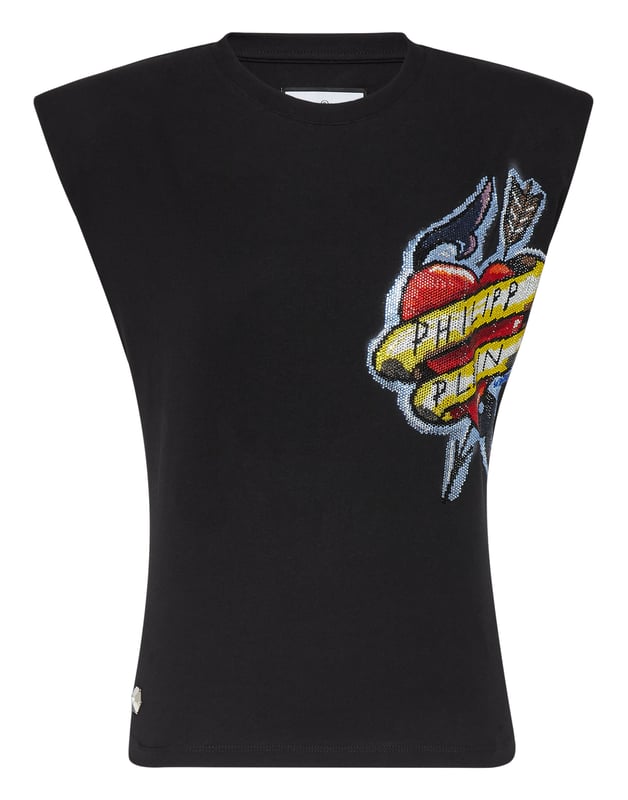 Esta camiseta de tirantes con hombreras combina el arte de los tatuajes vintage con una estructura atrevida, perfecta para combinar con vaqueros de cintura alta o con cuero para lucir un estilo seguro y a la última.   Los hombros acolchados esculpen una silueta poderosa y moderna.   El gráfico inspirado en los tatuajes aporta un encanto rebelde con detalles vibrantes   El tejido de algodón puro ofrece suavidad y comodidad transpirable   Los adornos de fibra de vidrio añaden un brillo sutil y un acabado de lujo   Una pieza destacada para looks de día a noche con actitud