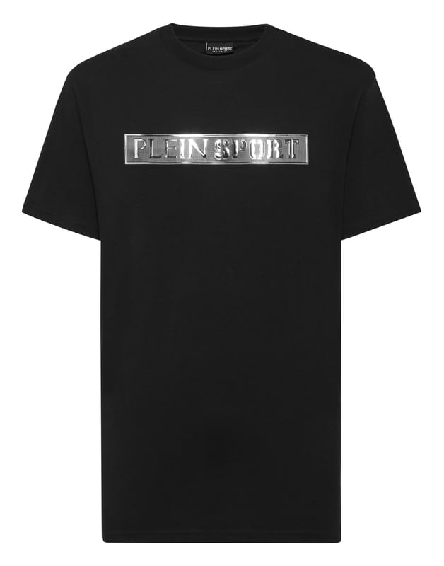 Añade una pizca de singularidad a tus conjuntos con esta exclusiva camiseta de algodón. Fíjate en los detalles.   Punto de algodón   Estampado metálico de alta frecuencia de la marca en la parte delantera   Parche con logotipo engomado cosido en el canesú   Escote de punto elástico   Costura a dos agujas   Ajuste: Loose
