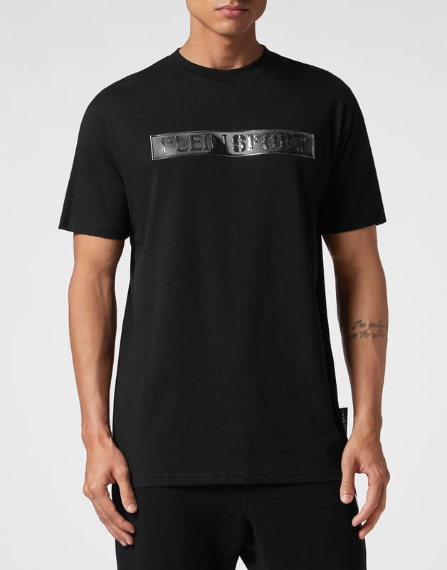 Añade una pizca de singularidad a tus conjuntos con esta exclusiva camiseta de algodón. Fíjate en los detalles.   Punto de algodón   Estampado metálico de alta frecuencia de la marca en la parte delantera   Parche con logotipo engomado cosido en el canesú   Escote de punto elástico   Costura a dos agujas   Ajuste: Loose