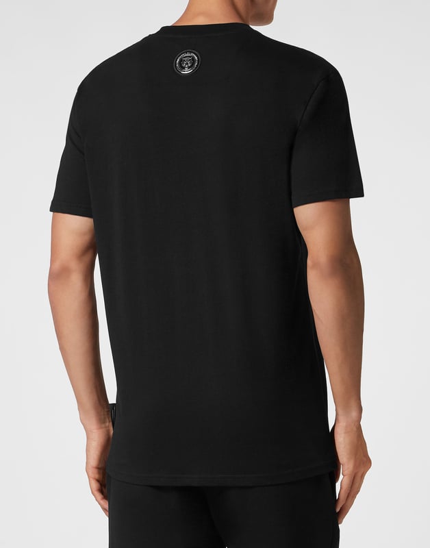 Añade una pizca de singularidad a tus conjuntos con esta exclusiva camiseta de algodón. Fíjate en los detalles.   Punto de algodón   Estampado metálico de alta frecuencia de la marca en la parte delantera   Parche con logotipo engomado cosido en el canesú   Escote de punto elástico   Costura a dos agujas   Ajuste: Loose