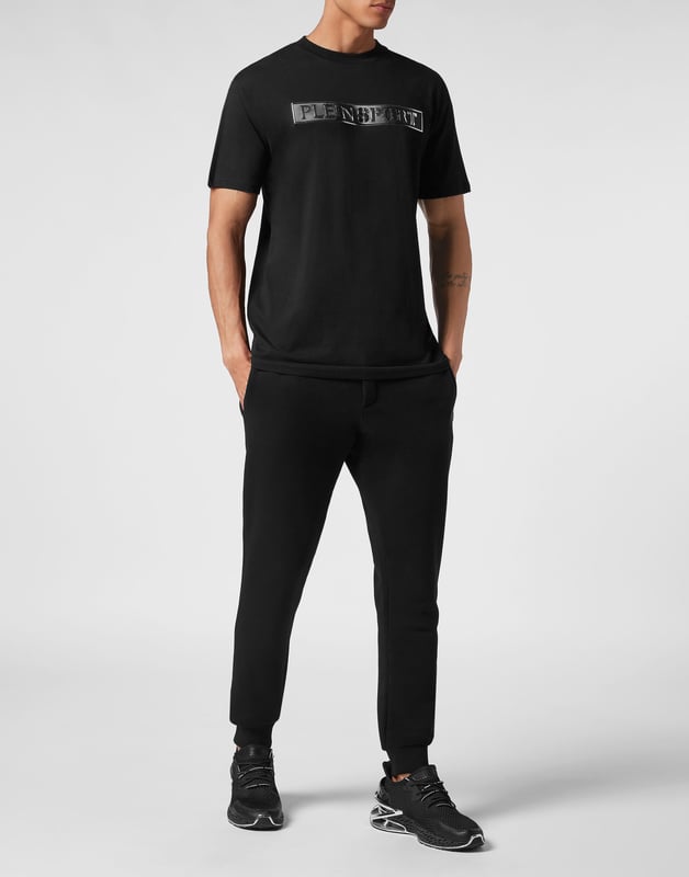 Añade una pizca de singularidad a tus conjuntos con esta exclusiva camiseta de algodón. Fíjate en los detalles.   Punto de algodón   Estampado metálico de alta frecuencia de la marca en la parte delantera   Parche con logotipo engomado cosido en el canesú   Escote de punto elástico   Costura a dos agujas   Ajuste: Loose