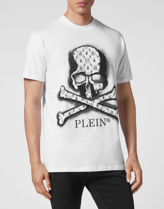 Camiseta de punto de algodón presenta el estampado en los cristales de strass de la calavera icónica. Tira para colgar metálica  con logotipo está cosido en el canesú. Pespunte doble.