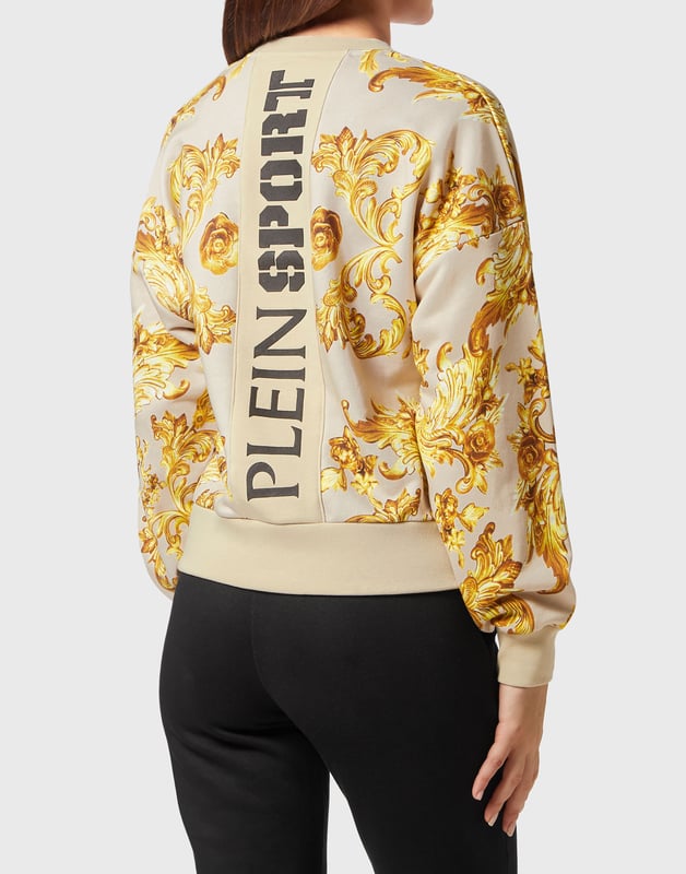Este polar de cuello redondo es ideal para la sesión de calentamiento de cualquier actividad. Ligero, cómodo y suave.   Forro polar de algodón con forro de gasa.    Tejido con estampado barroco   Estampado de la marca en la espalda   Parche engomado de tigre cosido en el pecho izquierdo   Dobladillos de punto elástico   Ajuste: Cropped
