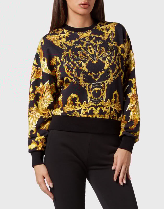 Este polar de cuello redondo es ideal para la sesión de calentamiento de cualquier actividad. Ligero, cómodo y suave.   Forro polar de algodón con forro de gasa.    Tejido con estampado barroco   Estampado de la marca en la espalda   Parche engomado de tigre cosido en el pecho izquierdo   Dobladillos de punto elástico   Ajuste: Cropped