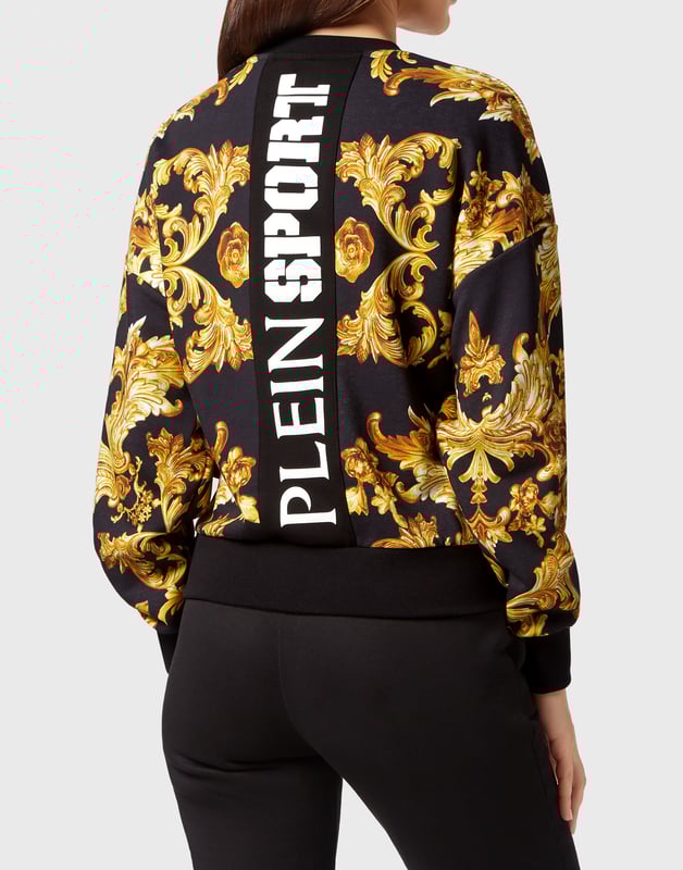 Este polar de cuello redondo es ideal para la sesión de calentamiento de cualquier actividad. Ligero, cómodo y suave.   Forro polar de algodón con forro de gasa.    Tejido con estampado barroco   Estampado de la marca en la espalda   Parche engomado de tigre cosido en el pecho izquierdo   Dobladillos de punto elástico   Ajuste: Cropped