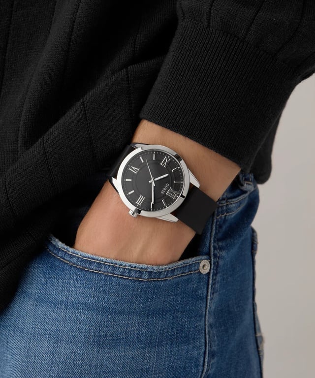 This Guess Elliot Analogue Watch for Men is the perfect timepiece to wear or to gift. It's Silver 44 mm Round case combined with the comfortable Black Silicone watch band will ensure you enjoy this stunning timepiece without any compromise. Operated by a high quality Quartz movement and water resistant to 5 bars, your watch will keep ticking. Sure to be a staple in his watch wardrobe, this new dress style features dynamic detailing on the dial paired with roman numeral indices and a smooth silicone strap. High quality 21 cm length and 21 mm width Black Silicone strap with a Buckle Case diameter: 44 mm,case thickness: 10 mm, case colour: Silver and dial colour: Black