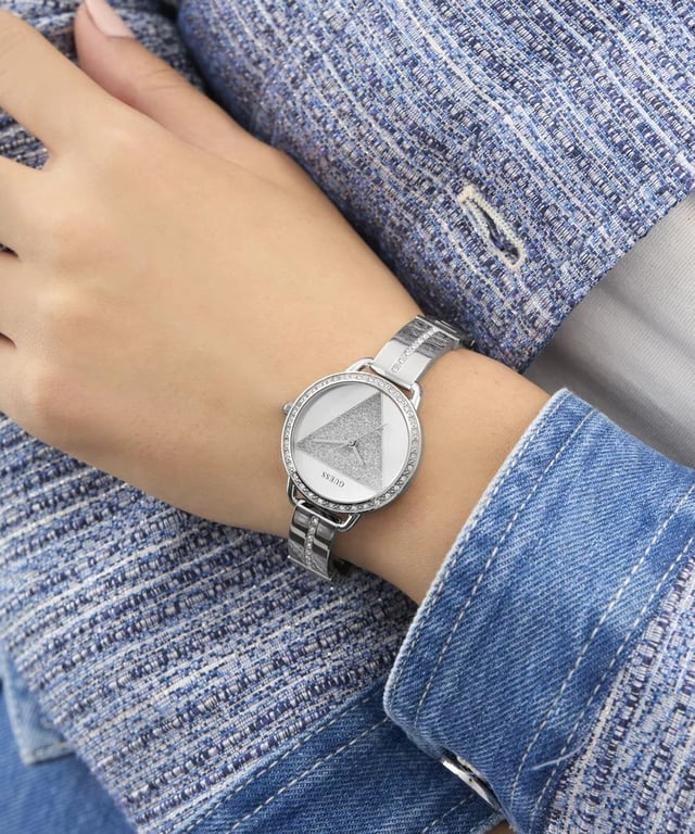 This Guess Tri Bellini Analogue Watch for Women is the perfect timepiece to wear or to gift. It's Silver 30 mm Round case combined with the comfortable Silver Stainless steel watch band will ensure you enjoy this stunning timepiece without any compromise. Operated by a high quality Quartz movement and water resistant to 3 bars, your watch will keep ticking. This fashionable and classic watch matches any outfit at any occasion,it adds style to your life . High quality 19 cm length and 12 mm width Silver Stainless steel strap with a Magnetic Clasp Case diameter: 30 mm,case thickness: 9 mm, case colour: Silver and dial colour: Silver