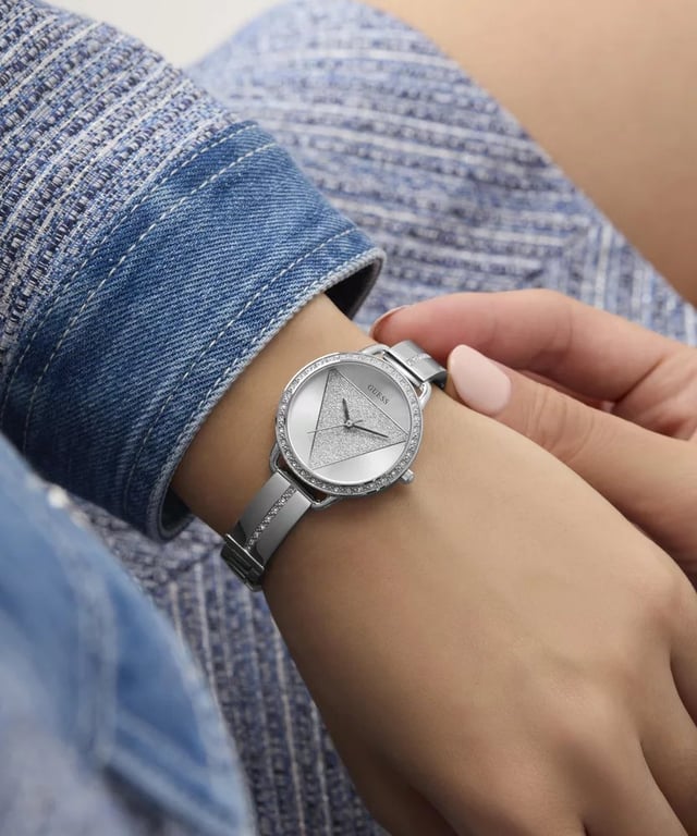 This Guess Tri Bellini Analogue Watch for Women is the perfect timepiece to wear or to gift. It's Silver 30 mm Round case combined with the comfortable Silver Stainless steel watch band will ensure you enjoy this stunning timepiece without any compromise. Operated by a high quality Quartz movement and water resistant to 3 bars, your watch will keep ticking. This fashionable and classic watch matches any outfit at any occasion,it adds style to your life . High quality 19 cm length and 12 mm width Silver Stainless steel strap with a Magnetic Clasp Case diameter: 30 mm,case thickness: 9 mm, case colour: Silver and dial colour: Silver