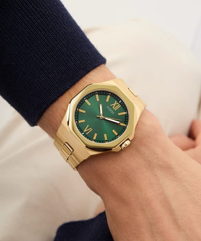This Guess Emperor Analogue Watch for Men is the perfect timepiece to wear or to gift. It's Gold 42 mm Round case combined with the comfortable Gold Stainless steel watch band will ensure you enjoy this stunning timepiece without any compromise. Operated by a high quality Quartz movement and water resistant to 5 bars, your watch will keep ticking. A classic dress look that is sure to elevate his watch wardrobe, this style features an octagonal case shape paired with a brushed and polished bracelet. High quality 21 cm length and 25 mm width Gold Stainless steel strap with a Fold over with push button clasp Case diameter: 42 mm,case thickness: 10 mm, case colour: Gold and dial colour: Green