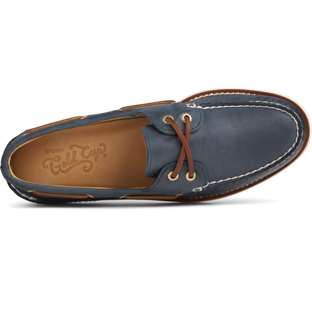 Die Gold Cup Authentic Original 2-Eye Bootsschuh repräsentiert den Höhepunkt einer Tradition, die sich über neun Jahrzehnte erstreckt. Hergestellt aus hochwertigem Vollnarbenleder mit Lammfellfutter, verfügen diese Bootsschuhe über unser charakteristisches 360°Schnürsystem.
