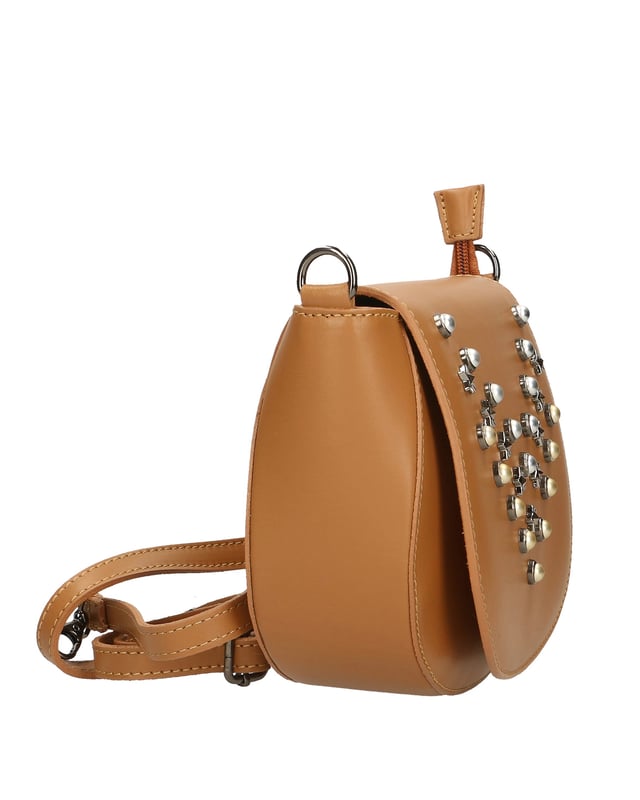 Bolso bandolera para mujer. El cierre es con botón magnético. Los bolsillos internos son uno con cremallera. Los bolsillos externos están ausentes. La bandolera es ajustable y extraíble en piel. Falta el mango. Hay un compartimento interno. El material exterior es piel auténtica arrugada. Internamente está forrado en tejido 70% algodón - 30% poliéster. Medidas: 20x17x7 cm. Hecho en Italia