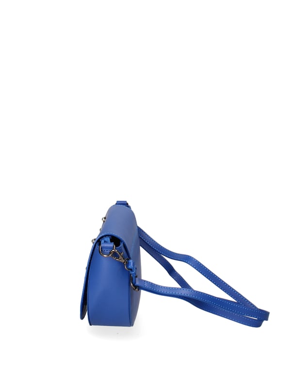 Bolso bandolera para mujer. El cierre es con botón magnético. Los bolsillos internos son uno con cremallera. Los bolsillos externos están ausentes. La bandolera es ajustable y extraíble en piel. Falta el mango. Hay un compartimento interno. El material exterior es piel auténtica arrugada. Internamente está forrado en tejido 70% algodón - 30% poliéster. Medidas: 20x17x7 cm. Hecho en Italia