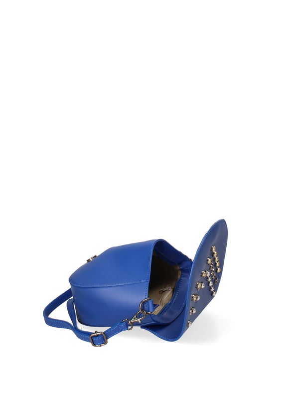 Bolso bandolera para mujer. El cierre es con botón magnético. Los bolsillos internos son uno con cremallera. Los bolsillos externos están ausentes. La bandolera es ajustable y extraíble en piel. Falta el mango. Hay un compartimento interno. El material exterior es piel auténtica arrugada. Internamente está forrado en tejido 70% algodón - 30% poliéster. Medidas: 20x17x7 cm. Hecho en Italia