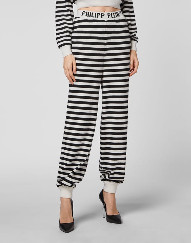 Estos pantalones de jacquard Mariner combinan el encanto náutico con un elevado atractivo de loungewear, póntelos con una prenda de punto ajustada o una prenda exterior estructurada para lucir un estilo lujoso y desenfadado.   El punto con infusión de cachemira ofrece una suavidad y calidez excepcionales.   El estampado de rayas jacquard añade ritmo visual y un toque moderno   La cintura elástica con detalle de logotipo garantiza un ajuste seguro y refinado   Los puños acanalados crean una silueta limpia y afilada.   Un básico sofisticado para looks informales de lujo y listos para viajar