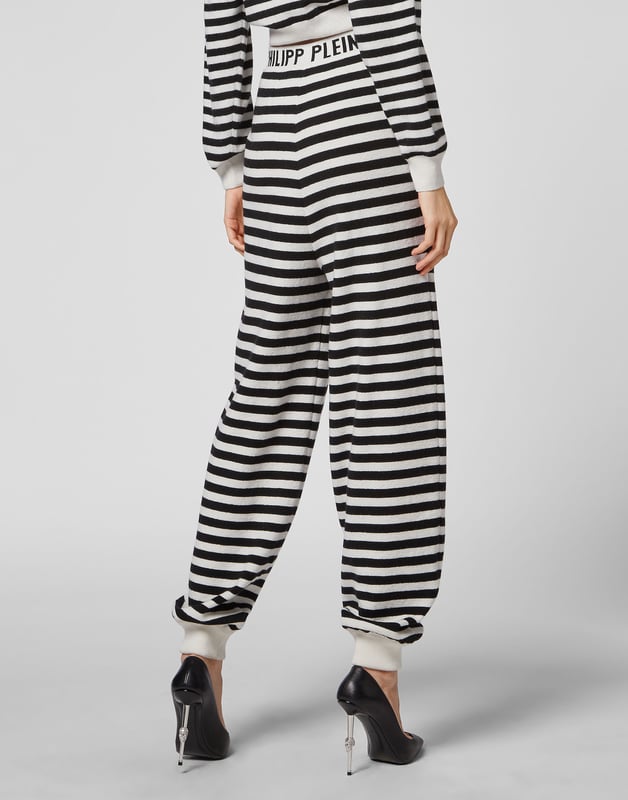 Estos pantalones de jacquard Mariner combinan el encanto náutico con un elevado atractivo de loungewear, póntelos con una prenda de punto ajustada o una prenda exterior estructurada para lucir un estilo lujoso y desenfadado.   El punto con infusión de cachemira ofrece una suavidad y calidez excepcionales.   El estampado de rayas jacquard añade ritmo visual y un toque moderno   La cintura elástica con detalle de logotipo garantiza un ajuste seguro y refinado   Los puños acanalados crean una silueta limpia y afilada.   Un básico sofisticado para looks informales de lujo y listos para viajar