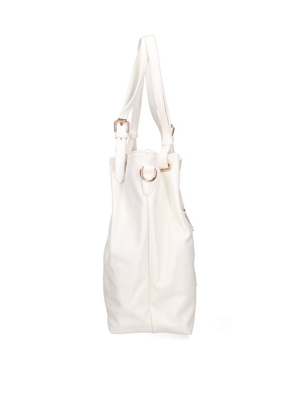 Bolso bandolera para mujer. El cierre es con botón magnético. Los bolsillos internos son uno con cremallera y otro abierto. Los bolsillos externos son uno en la espalda con cremallera. La bandolera es ajustable en piel. El mango está fabricado en PU. Hay un compartimento interno. El material externo es 100%PU. Internamente es 100% Poliéster. Medidas: 30x28x11 cm. Producto de moda