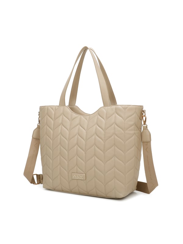 Bolso bandolera para mujer. El cierre es con botón magnético. Los bolsillos internos son dos con cremallera y dos abiertos. Los bolsillos externos están ausentes. La bandolera es ajustable y extraíble en tejido. El mango es de cuero. Hay un compartimento interno. El material externo es 100%PU. Internamente es 100% Poliéster. Medidas: 43x29x13 cm. Producto de moda