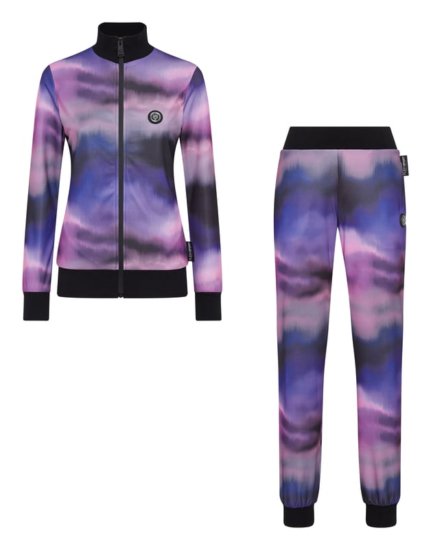 Jogginganzug Entdecke den neuen Trainingsanzug, mit dem du beim Sport und in der Freizeit eine gute Figur machen. Optischer Druck mit Farbverläufen, Baumwollmischung, Triacetat Die Marke ist auf der Rückseite des Oberteils abgebildet Gummierter Aufnäher mit dem Brand-Emblem auf der Jacke und der Hose Wasserdichter Reißverschluss an der Jacke Schlitztaschen Rippstrickbündchen