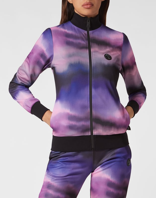 Jogginganzug Entdecke den neuen Trainingsanzug, mit dem du beim Sport und in der Freizeit eine gute Figur machen. Optischer Druck mit Farbverläufen, Baumwollmischung, Triacetat Die Marke ist auf der Rückseite des Oberteils abgebildet Gummierter Aufnäher mit dem Brand-Emblem auf der Jacke und der Hose Wasserdichter Reißverschluss an der Jacke Schlitztaschen Rippstrickbündchen