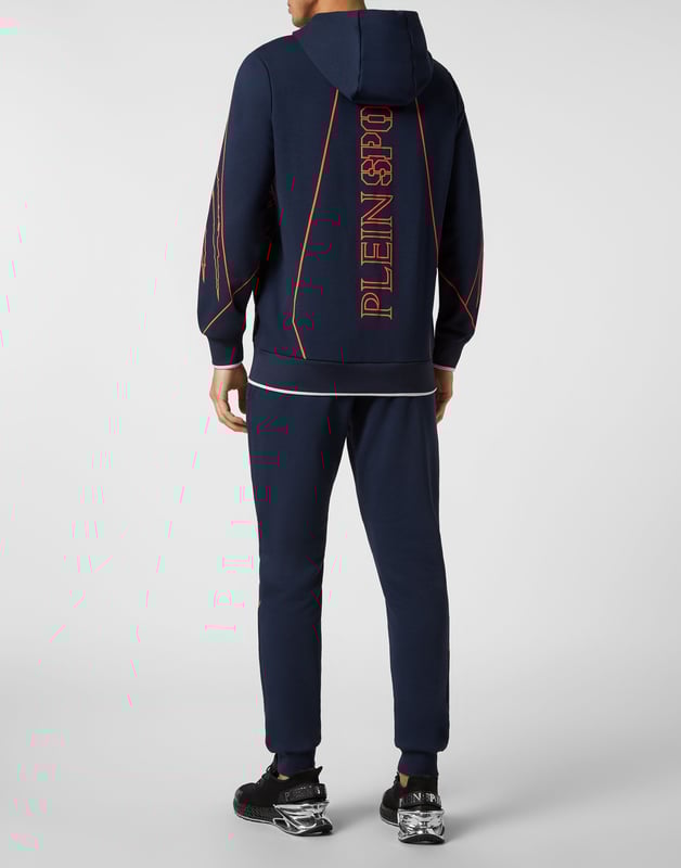 Hier ist dein neuer Trainingsanzug, perfekt für dein Training und auch für deine Freizeit.   Fleece aus Baumwollmischung mit Gazefutter    Markengrafik    Schriftzugdruck auf dem Rücken   Zwei Eingrifftaschen auf der Sweatjacke mit Reißverschluss    Bund mit Nyloneinsätzen und Kordelzug   Zwei Eingrifftaschen   Rippstrickbündchen