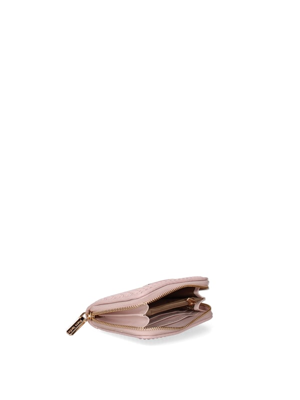 Cartera de mujer. El cierre es con cremallera. Los bolsillos internos son tarjeteros para billetes y monedas. Los bolsillos externos están ausentes. Falta la correa para el hombro. Falta el mango. Hay un compartimento interno. El material externo es 100%PU. Internamente es 100% Poliéster. Medidas: 13x10x3 cm. Producto de moda