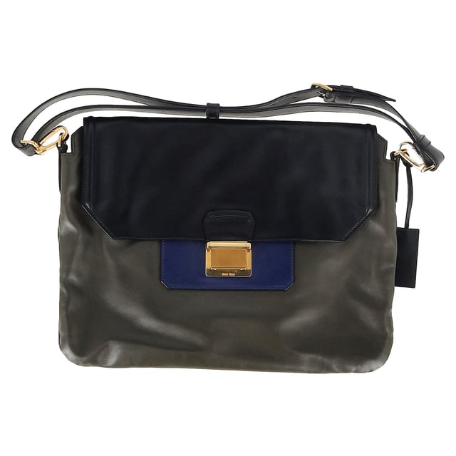 Empfohlener Verkaufspreis
Setzen Sie ein markantes Statement mit der Miu Miu Flap Schultertasche aus mehrfarbigem Leder. Sie verbindet verspielte Farbtöne mit der markentypischen Eleganz. Die strukturierte Silhouette und die kräftige Farbpalette bieten die perfekte Balance aus trendigem Flair und Alltagstauglichkeit. Kombinieren Sie sie mit einem monochromen Outfit und lassen Sie die Tasche zum Mittelpunkt Ihres Looks werden.

Miu Miu Flap Schultertasche aus mehrfarbigem Leder

Zustand: Ausgezeichnet
Gebrauchsspuren: Kein Etikett, Keine sichtbaren Gebrauchsspuren. Unbenutzt oder einmal benutzt, aber wie neu.
Verpackung: Keine
Farbe: Mehrfarbig
Material: Leder | Leder
Größe: Einheitsgröße | Einheitsgröße
Maße: Breite: 20; Höhe: 300; Länge: 400
Artikelnummer: NAPPUGBBA470919W